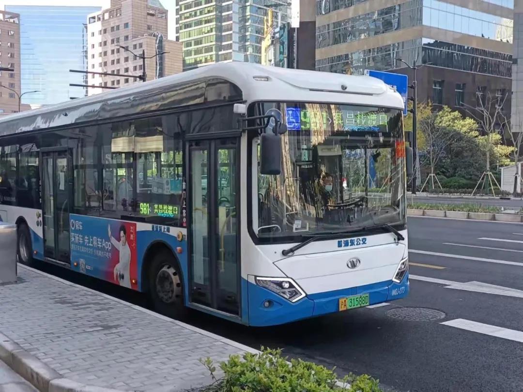 跟着小布去乘智能公交吧！上海首条自动驾驶公交在临港示范应用