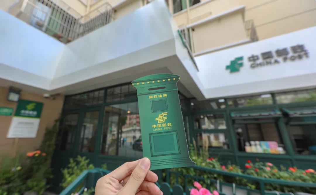 武康大楼主题邮局作为上海唯一的爱情主题邮局,从里到外都散发着浓浓