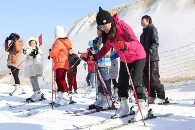 盐城市阜宁县金沙湖滑雪场铁山寺滑雪场位于淮安市盱眙县铁山寺,占地4