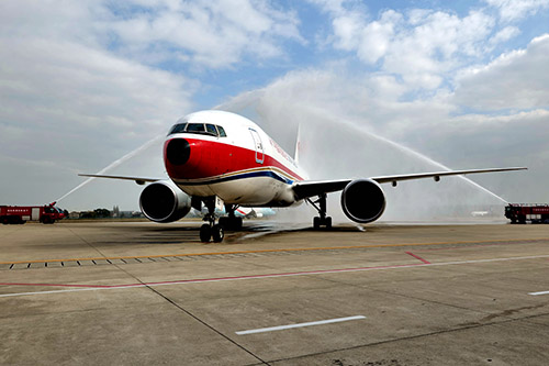 一架航班號為ck252的中國貨運航空b777型全貨機滿載著百餘噸新鮮智利